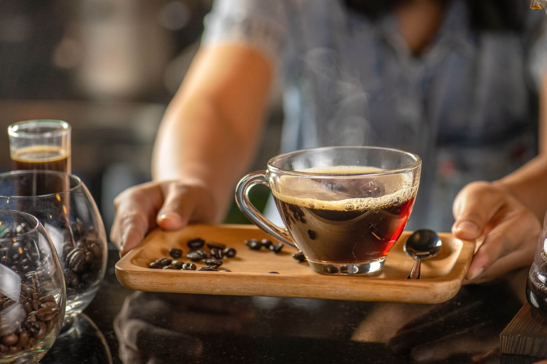 Meglio il caffè al vetro o nella tazzina di ceramica?